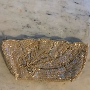 Fully beaded clutch